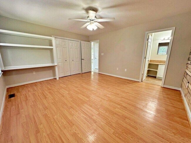 Building Photo - Updated Home in the Heart Of Chesterfield