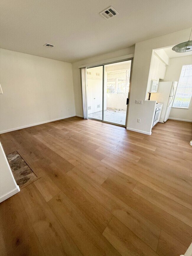 Building Photo - 2 Bed/2 Bath Condo in Martinique Complex -...