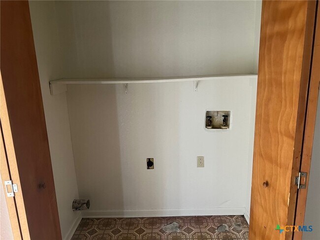 Building Photo - 2406 Shoemaker Dr