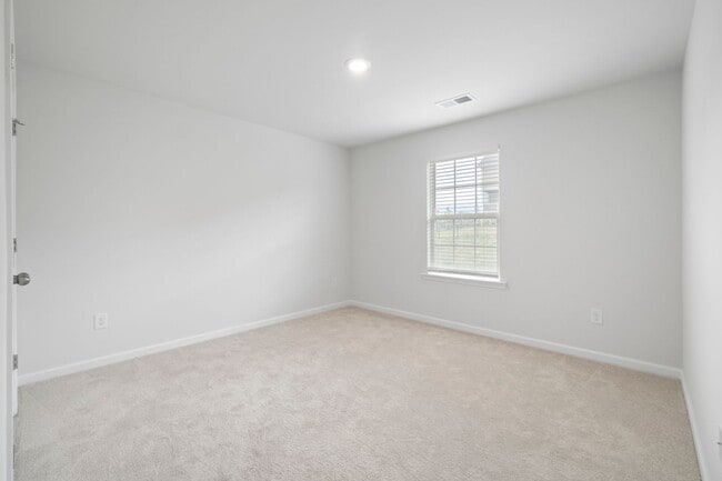 Building Photo - This Beautiful 4 Bedrooms, 2.5 Bathrooms i...