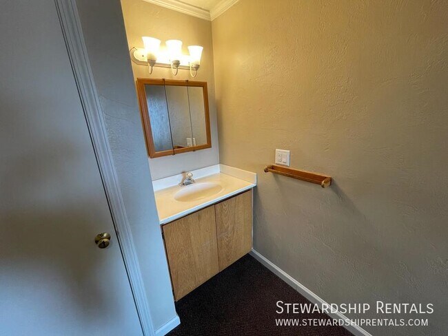 Building Photo - Efficiency Studio close to UO Campus!