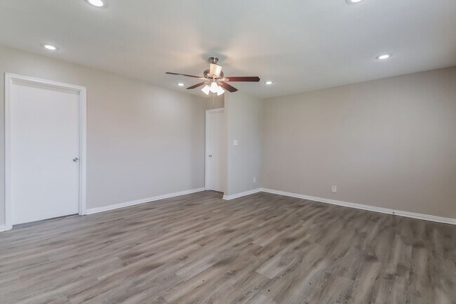 Building Photo - 3 BR/2BA | Updated Single Family Home |  Large backyard