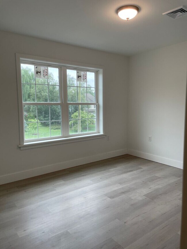 Building Photo - 558 Longfellow Dr