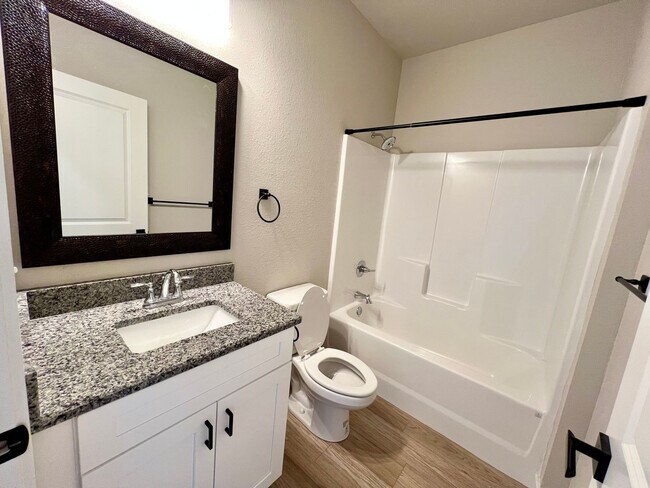 Building Photo - Modern Townhome with STUNNING Views in West MHK