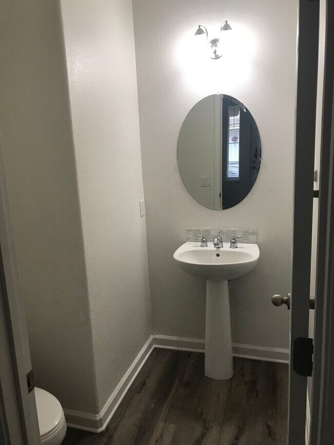 Building Photo - 4BR|2.5BA Townhome w/Garage|Yard|Water |Se...