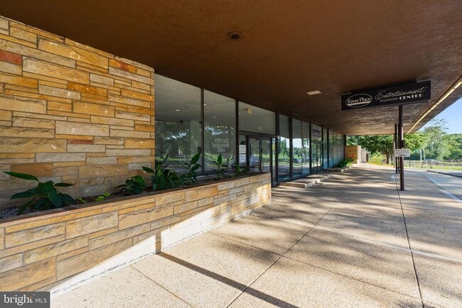 Building Photo - 1111 Arlington Blvd