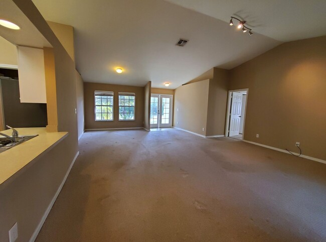 Building Photo - Quiet Buckingham Living