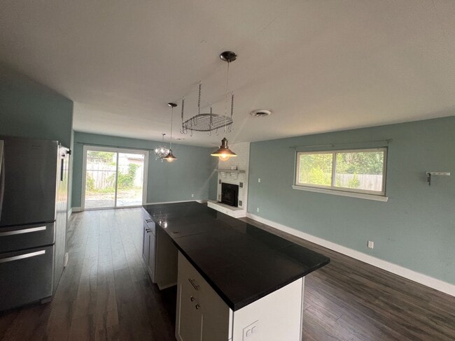 Building Photo - 200 N Willow Ln