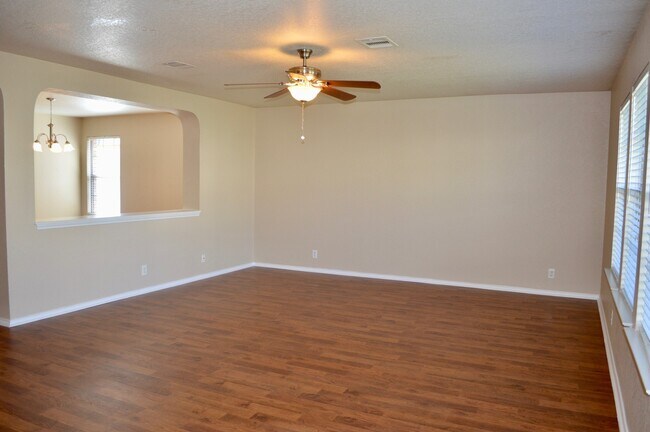 Building Photo - Newly remodeled 3 bed 2 bath