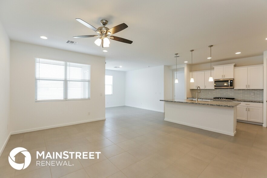 Building Photo - 10916 S 55th Ln