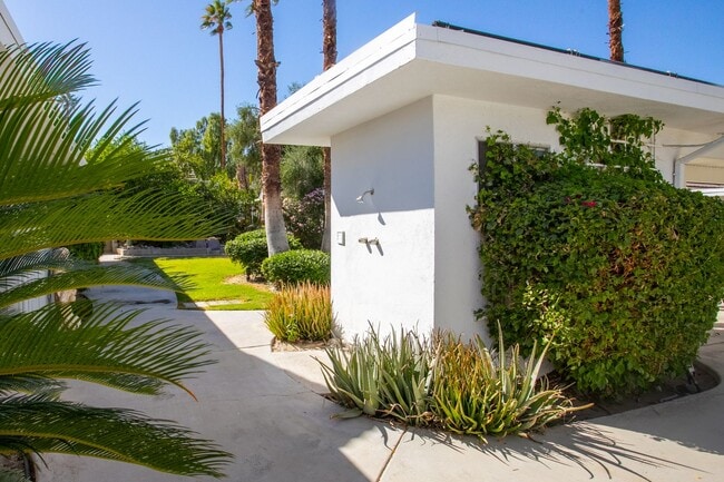 Building Photo - Mid-Century in Rancho Mirage!
