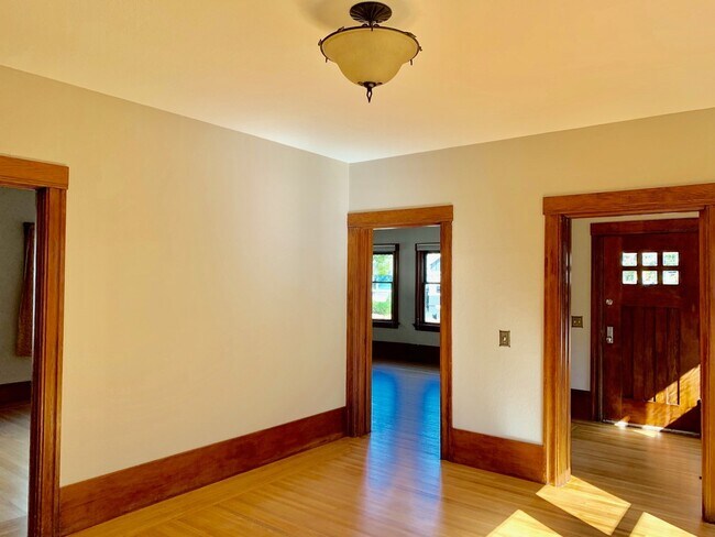 Building Photo - Advent- Low Deposit Rockridge Home W/ Beau...
