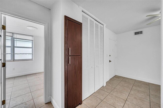 Building Photo - 701 Collins Ave