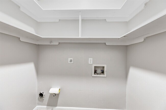 Building Photo - 10445 Wicklowe St