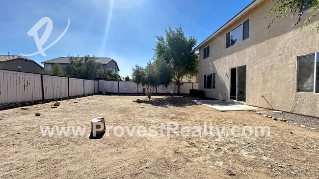 Building Photo - 5 Bedroom, 3.5 Bathroom Victorville Home w...