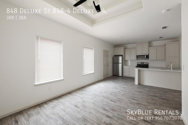 Building Photo - 848 Deluxe St