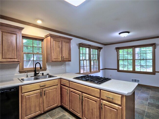 Building Photo - 2101 Mark Hall Ct NE