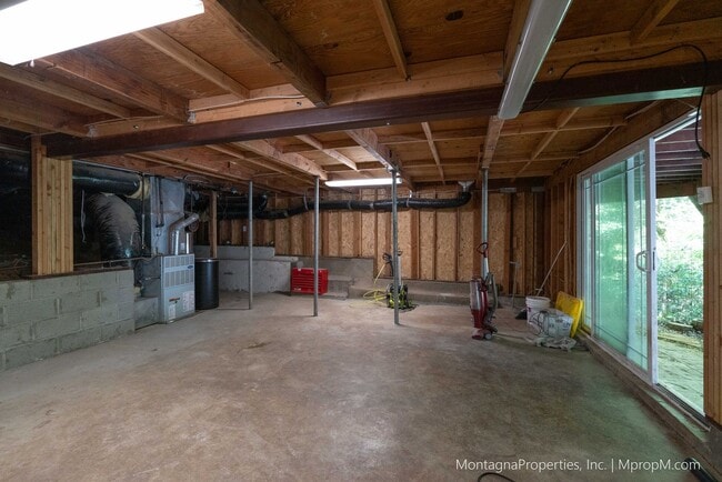 Building Photo - Updated and spacious 3 bedroom house on ov...