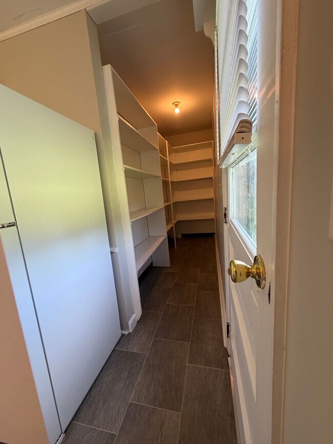 Building Photo - 3 Bedroom in Frankfort!