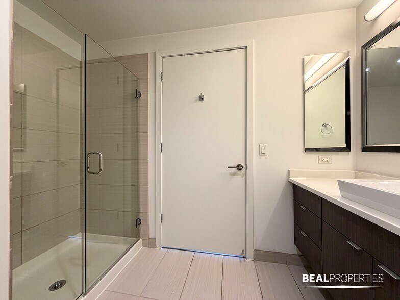 Building Photo - 548 W Webster Ave