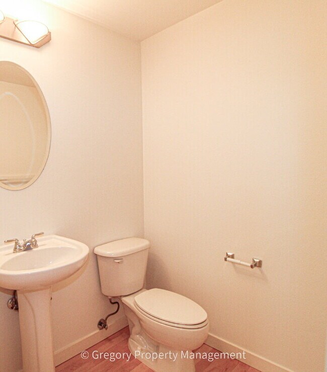 Building Photo - 13824 N Creek Dr