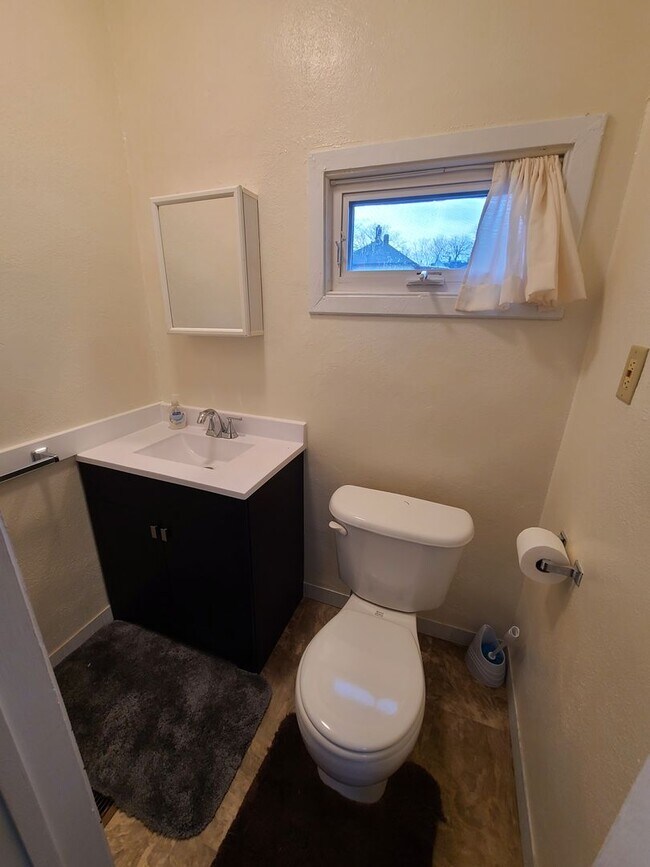 Building Photo - 2 bed 1.5 bath with vacant lot for your ki...