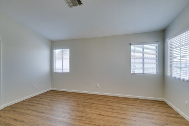 Building Photo - 3-Bedroom Home with Upgraded Cooling & Gre...