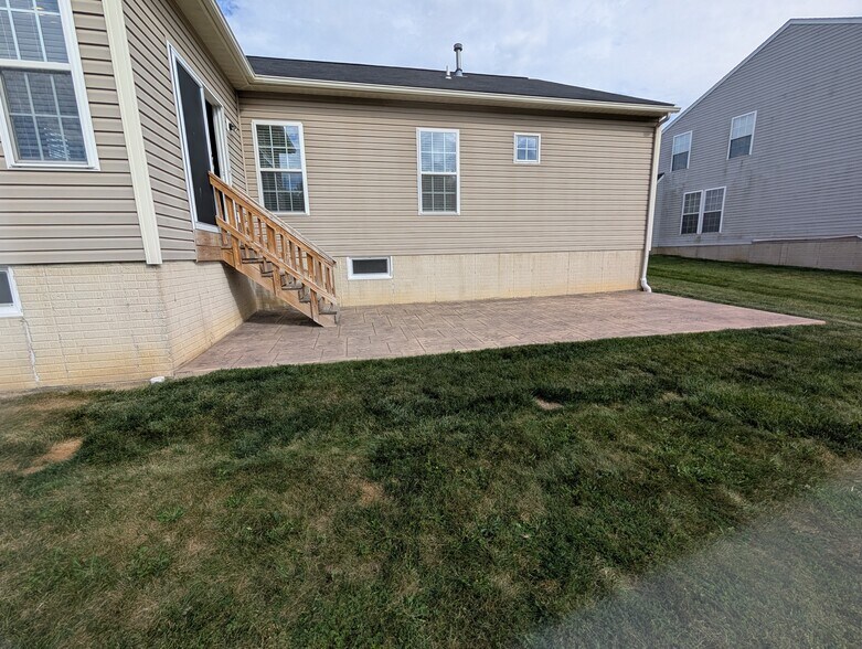 Building Photo - 7656 Meadow Brooke Way