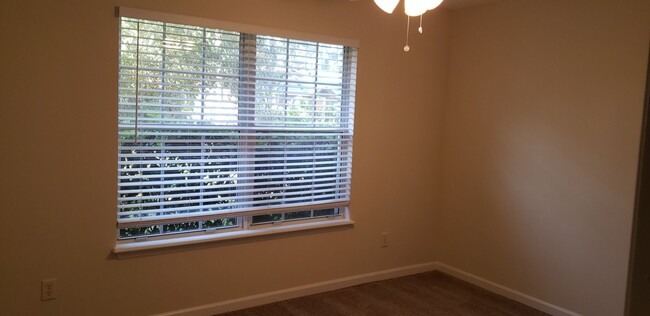 Building Photo - $1550 -3/2/1 - Fresh Everything - Move In ...