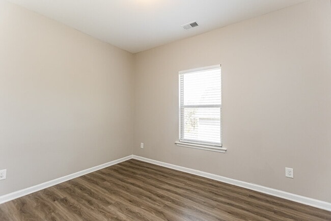 Building Photo - 136 Camellia Way