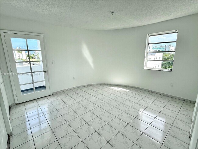 Building Photo - 2000 Biarritz Dr