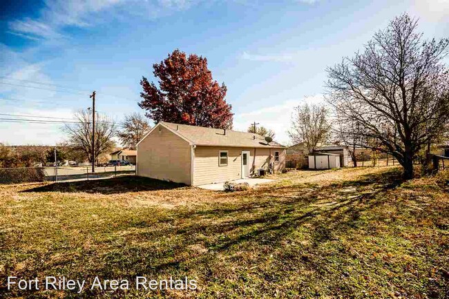 Building Photo - 3 br, 1 bath House - 701 Plaza Dr