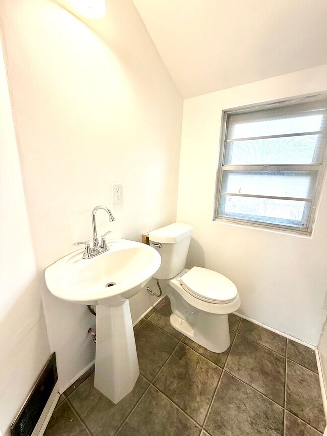 Building Photo - Fully Renovated 3-Bedroom Home in Flint!