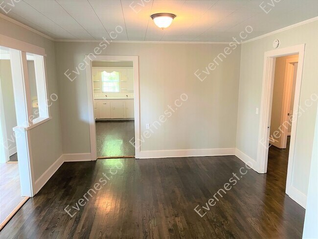 Building Photo - 3 Bed, 2 Bath Home with Carport / Pet-Friendly / Vouchers Accepted / Coming Soon!