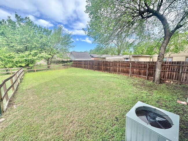 Building Photo - 2613 N Elm St