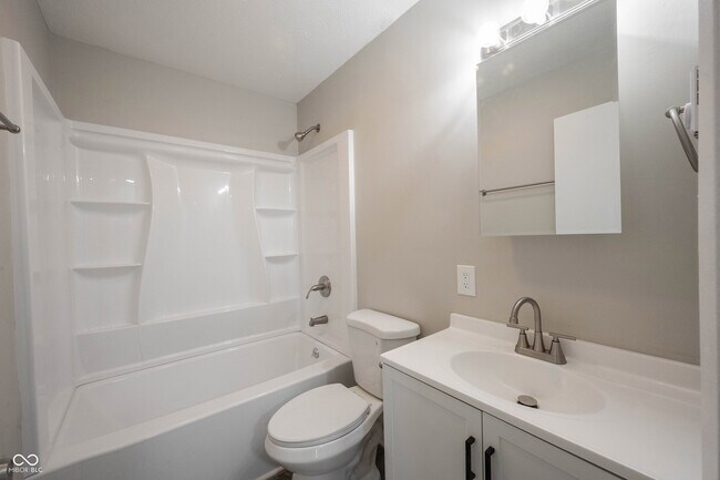 Building Photo - 570 US-52