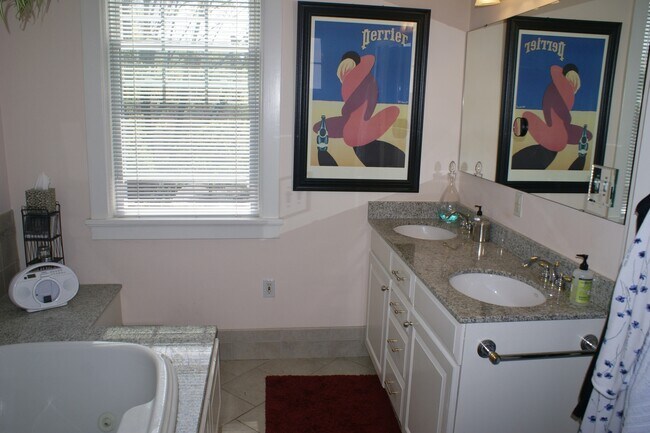Building Photo - Fantastic Four Bedroom Home in Museum Dist...