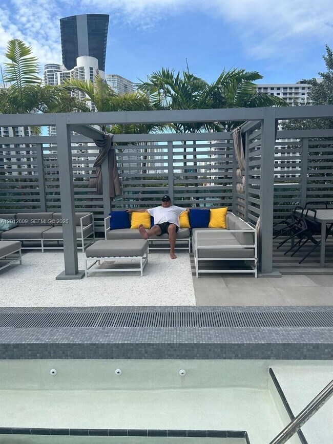 Building Photo - 17550 Collins Ave