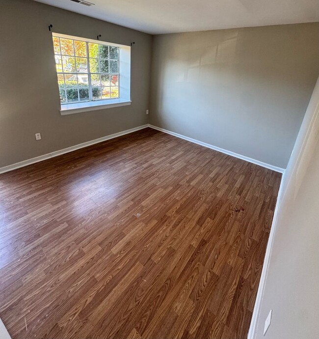 Building Photo - Updated townhouse convenient to Laburnum/Mechanicsville Tnpk