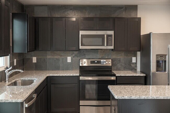 Building Photo - 3 bedroom, 2.5 bathroom townhouse.