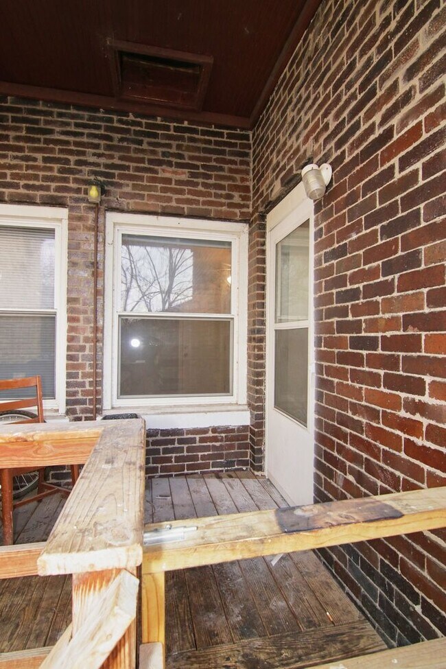 Building Photo - 1329 E Market St