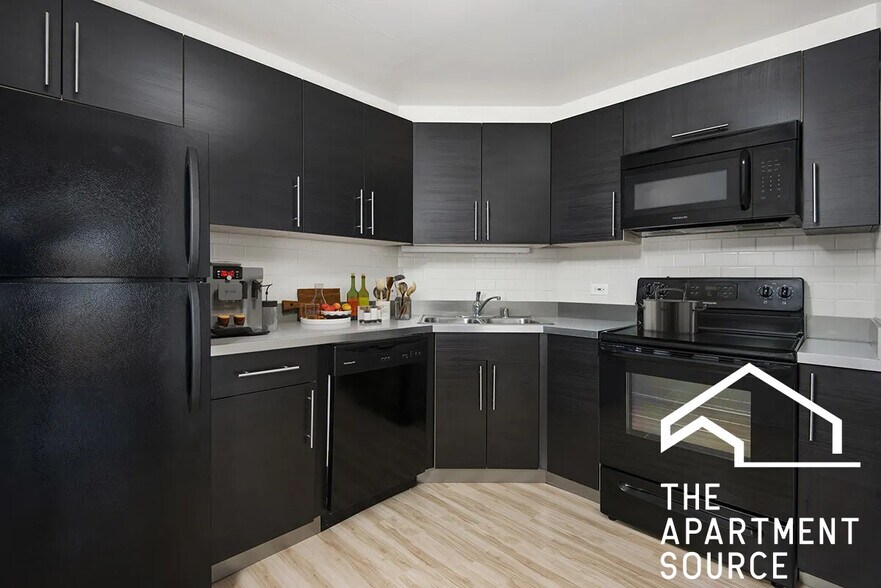 Building Photo - 1120 N La Salle Dr