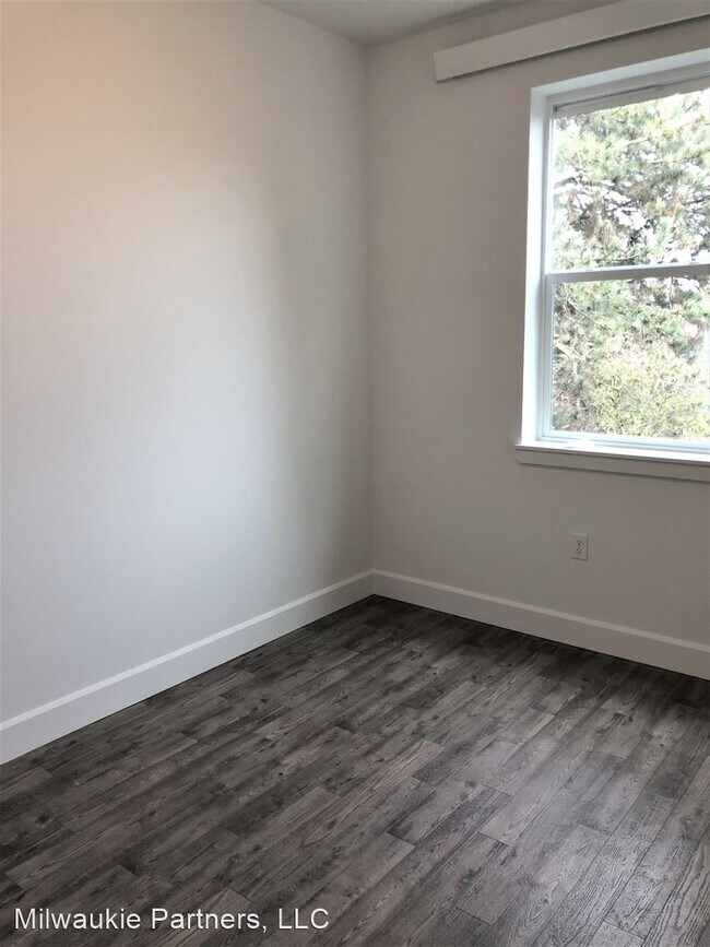 Building Photo - 7510 SE Milwaukie Ave