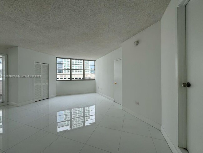 Building Photo - 801 Brickell Bay Dr