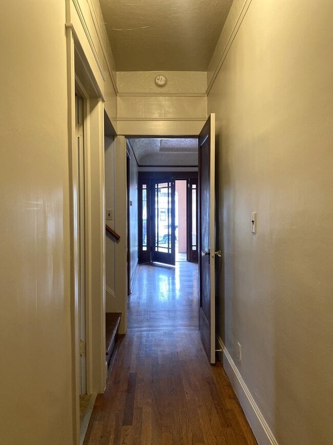Building Photo - Available Now! Charming 3-bdrm./1.5-bath, ...