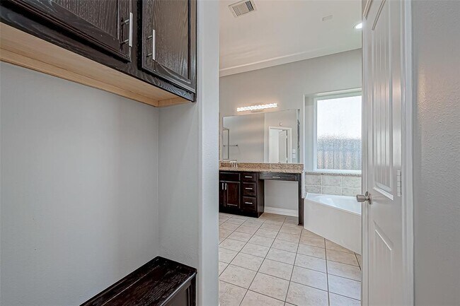 Building Photo - 30806 Academy Trace Dr