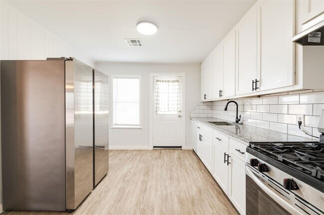 Building Photo - 314 W 36th St