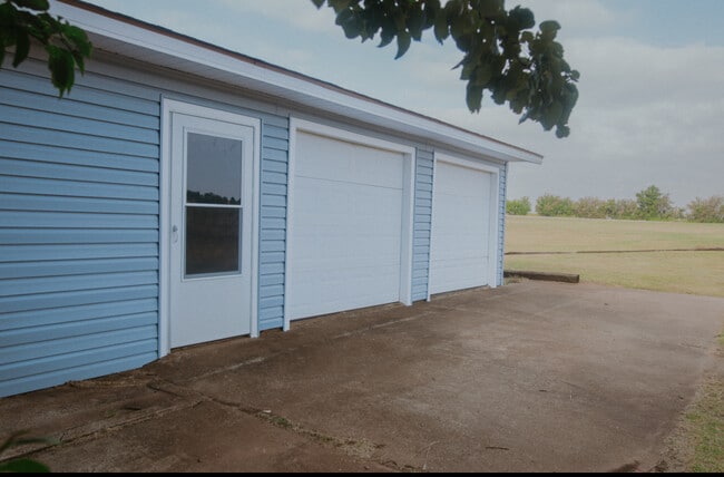 Building Photo - 30507 N 2960 Rd