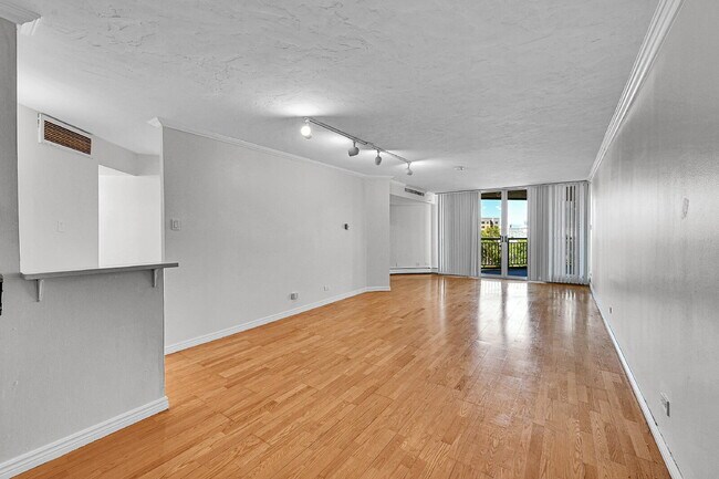 Building Photo - $1,645 - 1 Bed, 1 bath Condo in Denver wit...