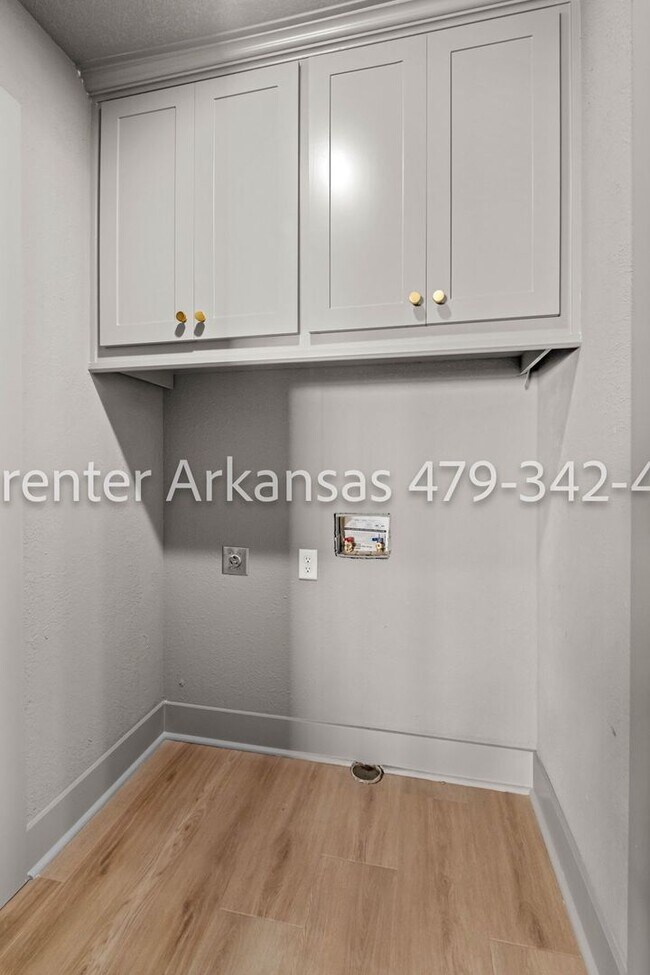 Building Photo - Beautifully renovated 3 bedroom, 2 bath | Fayetteville AR